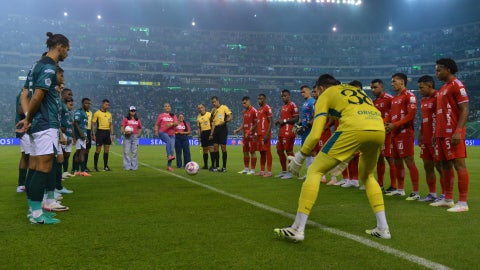 Saque de honor por la lucha contra el cancer en Cali vs America- VizzorImage