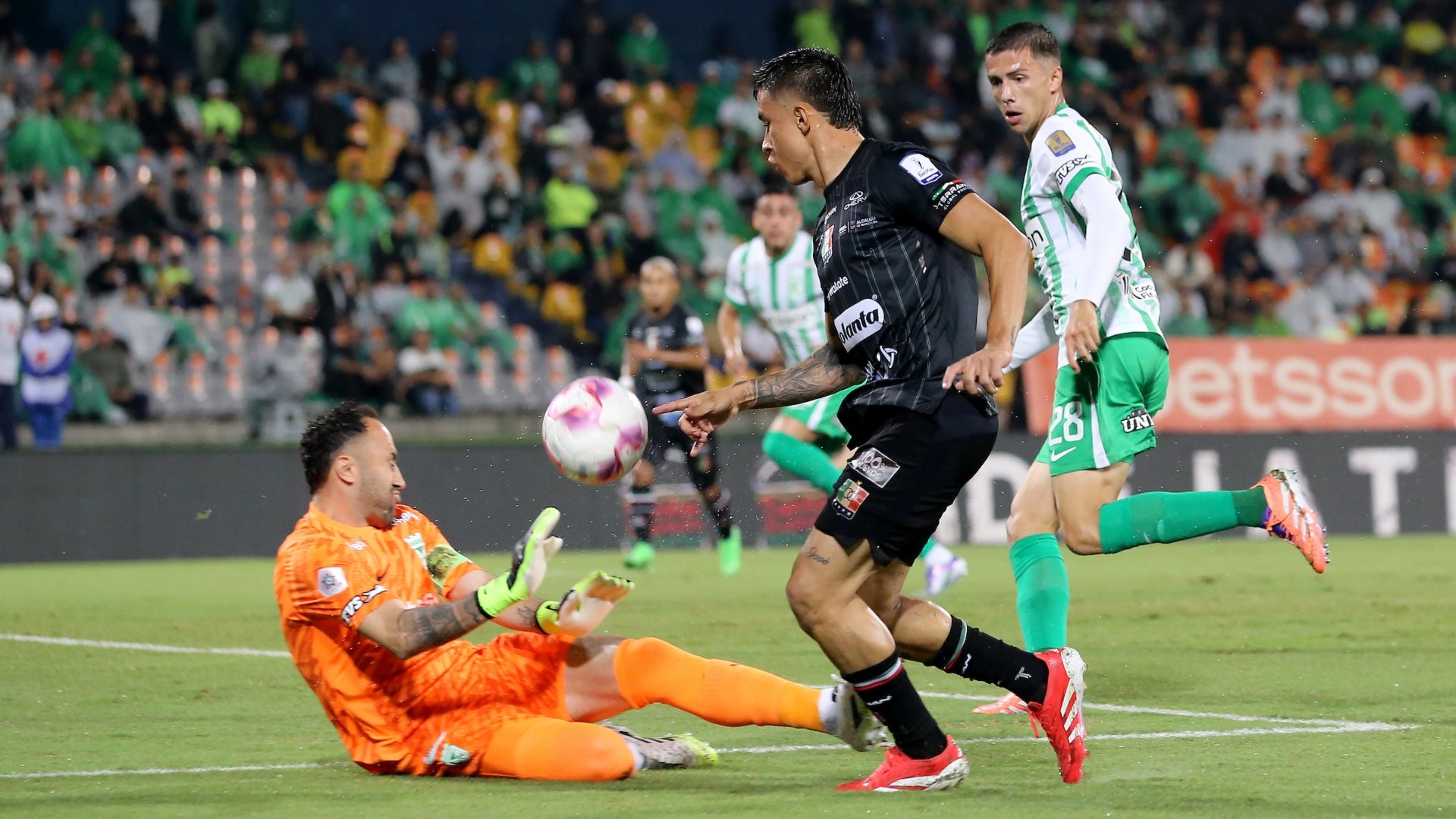 Nacional se salvó del gol de Once Caldas por Ospina - VizzorImage