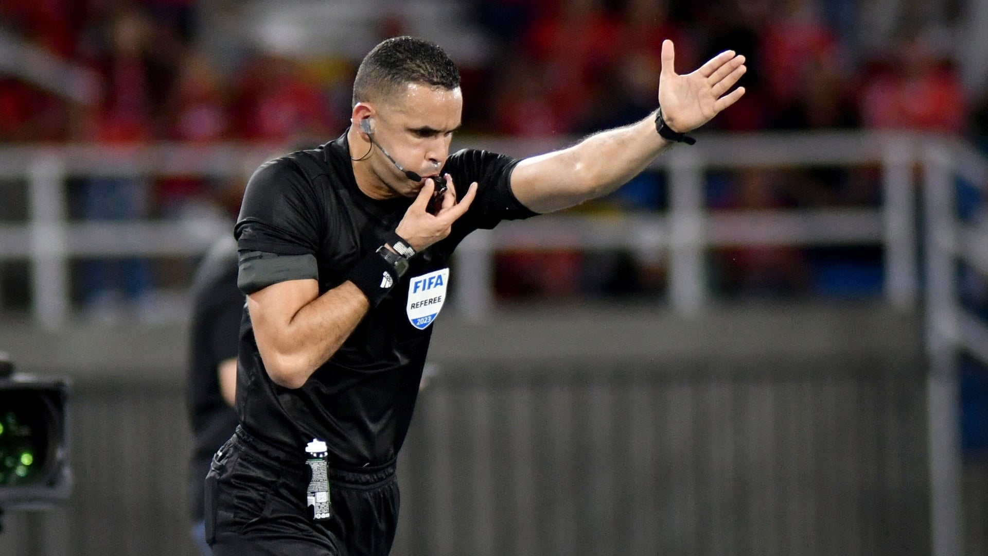 Arbitro Carlos Ortega pita un penal en el FPC - VizzorImage