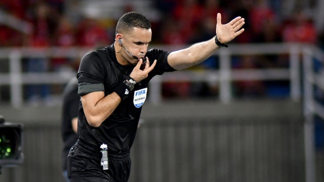 Arbitro Carlos Ortega pita un penal en el FPC - VizzorImage