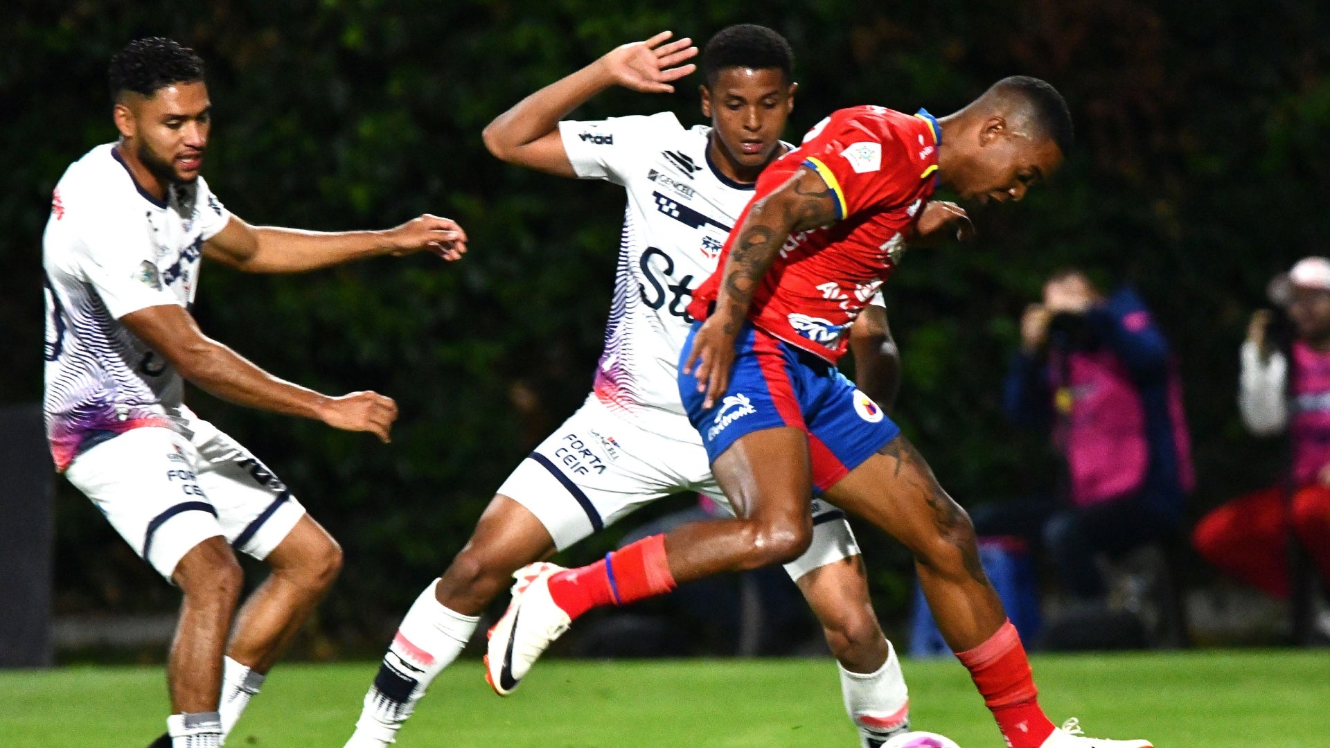 Fortaleza protestó un codazo de un defensor de Pasto - VizzorImage