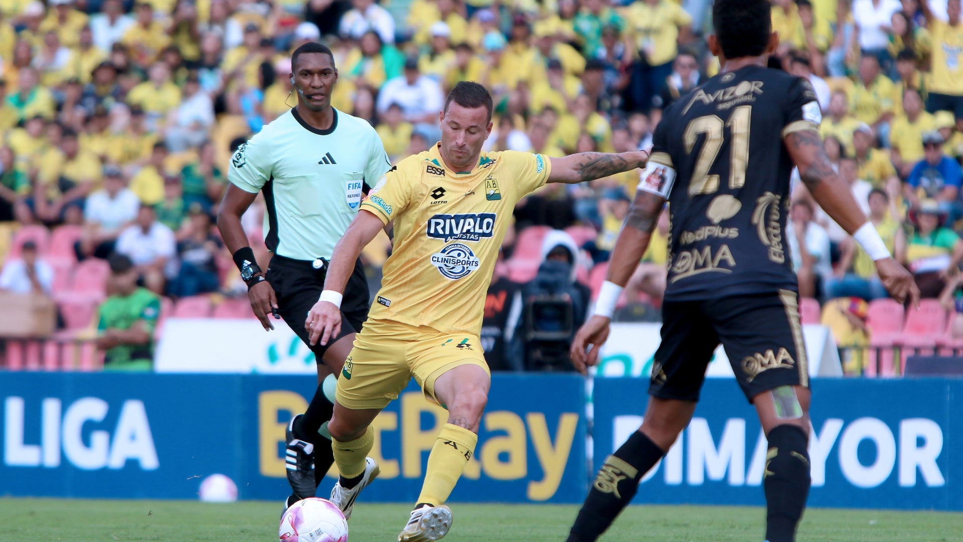 Pons hace brillar al portero de Llaneros - VizzorImage