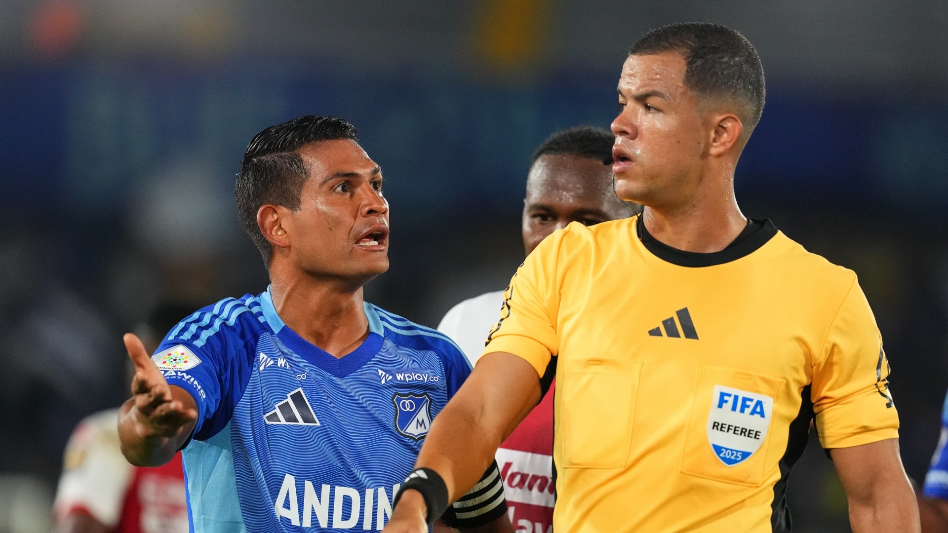 Roja directa en Santa Fe vs Millonarios - VizzorImage