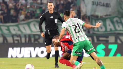 Roldan sanciono penal en Nacional vs Medellin - VizzorImage