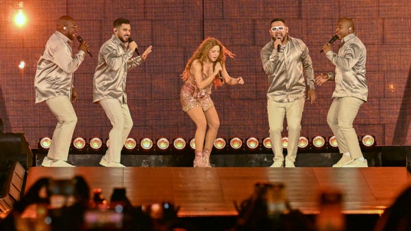 Shakira y Grupo Niche encienden Cali con su versión de Sin Sentimiento Shakira y Grupo Niche encienden Cali con su versión de Sin Sentimiento