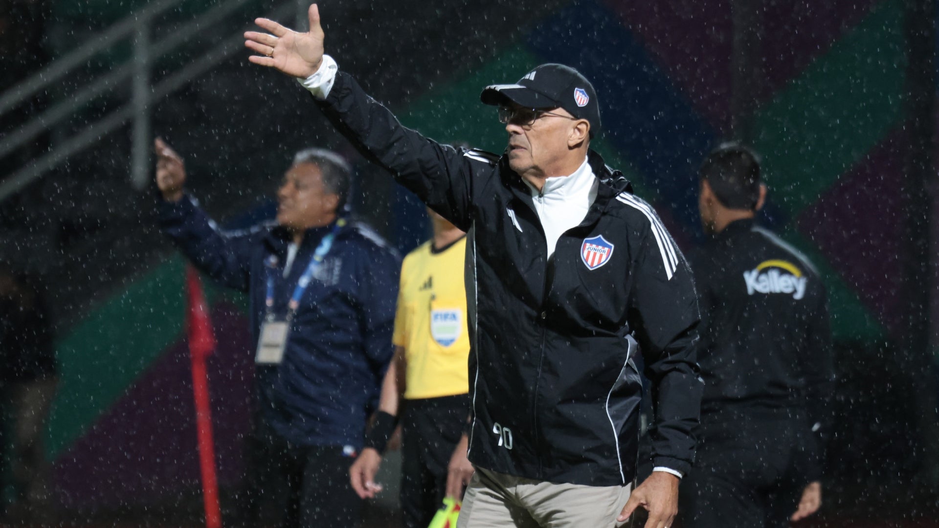 ¿Alfredo Arias está en la cuerda floja de Junior_