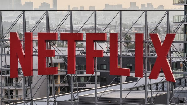 Netflix compría Warner Bros para ampliar su catálogo de streaming Netflix compría Warner Bros para ampliar su catálogo de streaming