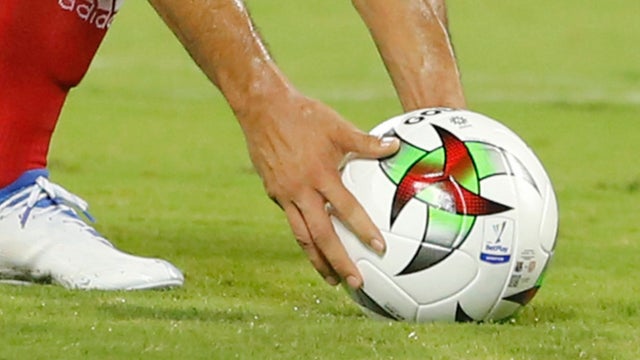 Jugador del FPC patea penal - VizzorImage