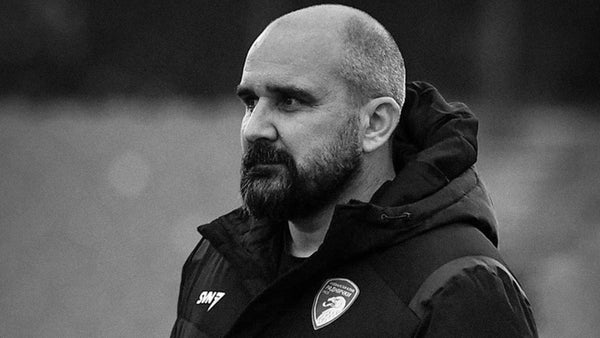 Entrenador falleció en pleno partido de la primera división de Serbia