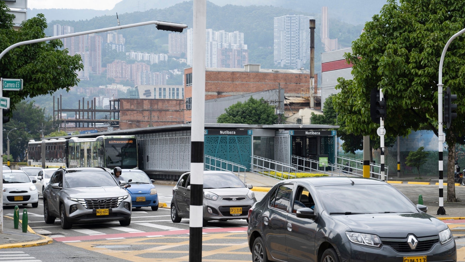 Carros en Medellín - AFP