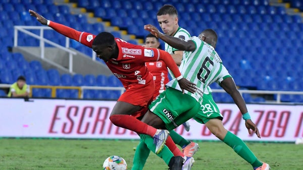 América pateó penal vs. Nacional tras llamado del VAR a Mayorga