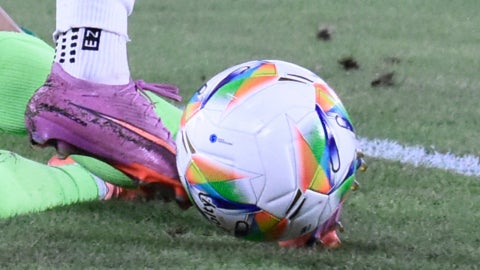 Balón en disputa en el FPC - VizzorImage