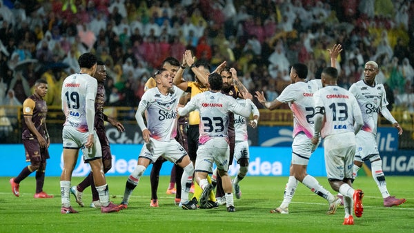 El árbitro anuló la jugada de gol de Fortaleza por una mano El árbitro anuló la jugada de gol de Fortaleza por una mano