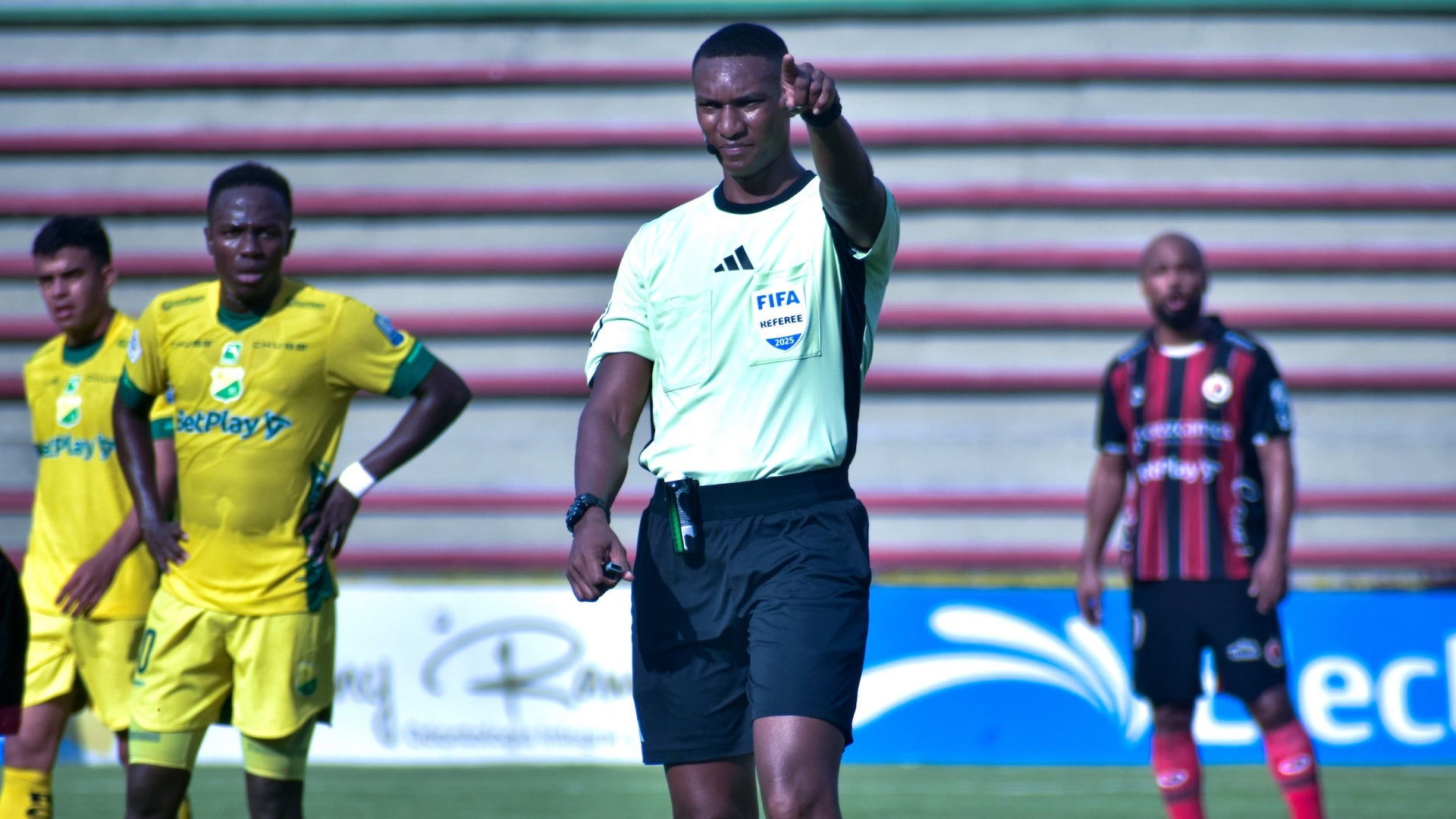 Diego Ulloa, arbitro de Huila vs Cucuta - VizzorImage