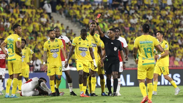 Roja para Charrupí: Bucaramanga se queda con uno menos