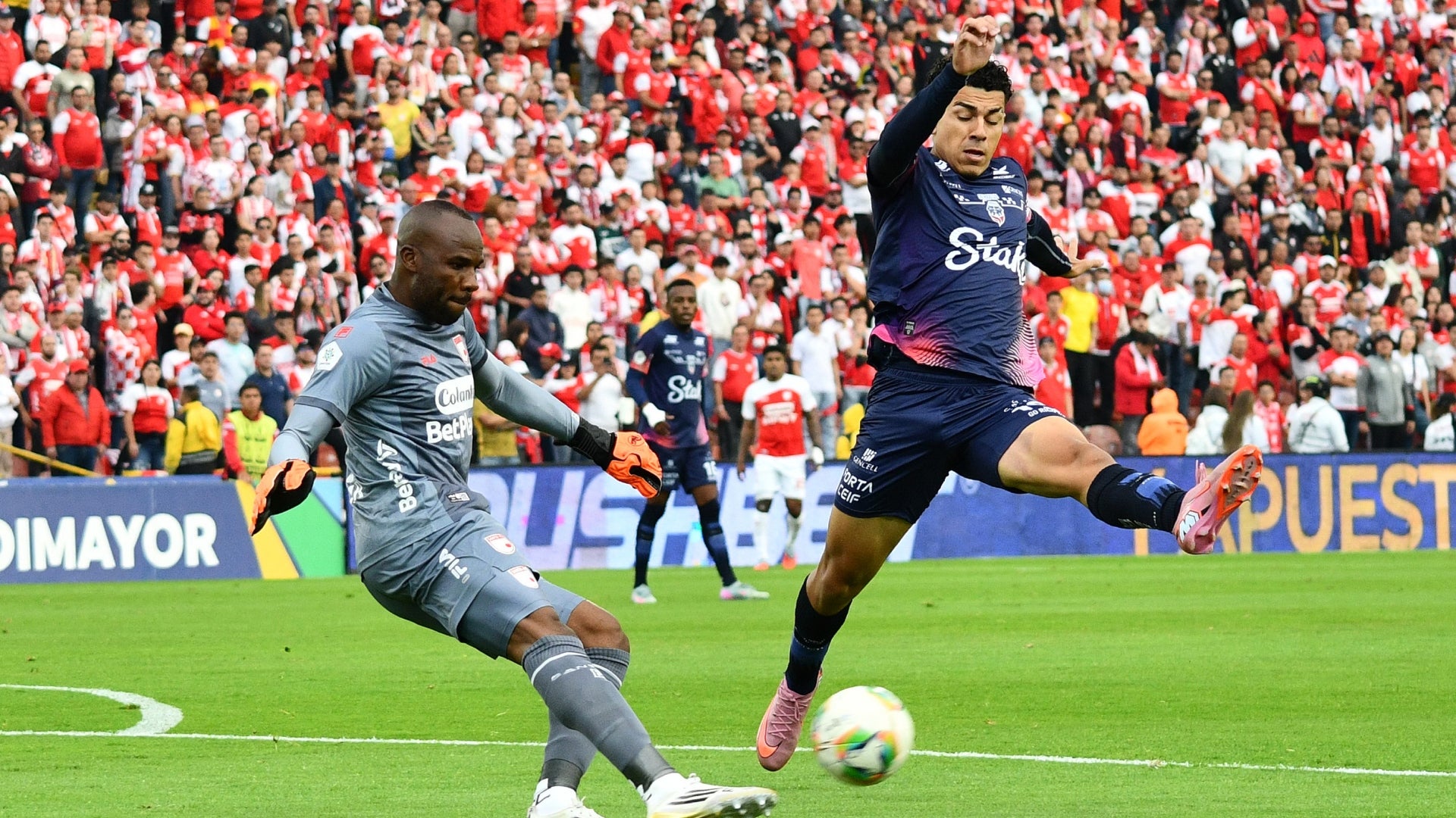 Marmolejo le negó varios goles a Fortaleza vs Santa Fe - VizzorImage