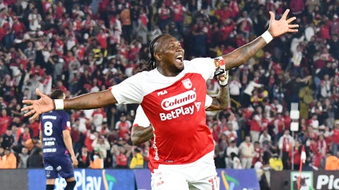 Hugo Rodallega marco gol desde 35 metros de distancia - VizzorImage