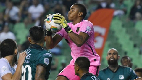 Wuilker Fariñez, portero de Aguilas Doradas - VizzorImage