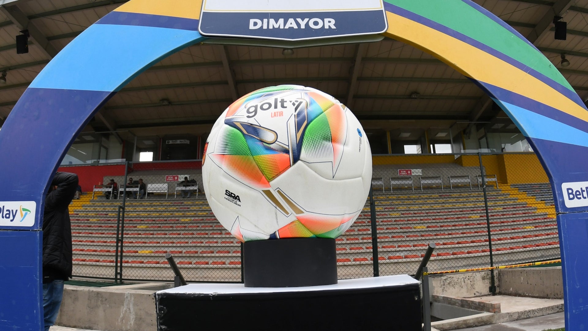 Balon del FPC en estadio - VizzorImage