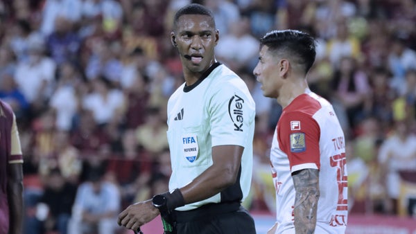 El árbitro mostró la tarjeta roja en Tolima vs. Santa Fe