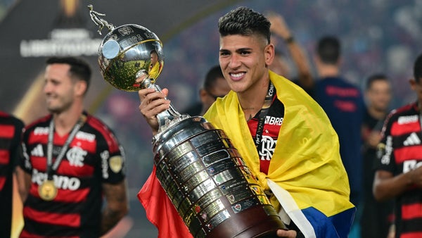 Jorge Carrascal peleará por 4 trofeos más con Flamengo en 2025