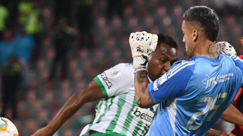 Alfredo Morelos y Washington Aguerre en Nacional vs Medellin - VizzorImage