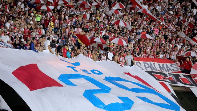 Hinchas de Junior rinden tifo a Teo Gutierrez - VizzorImage