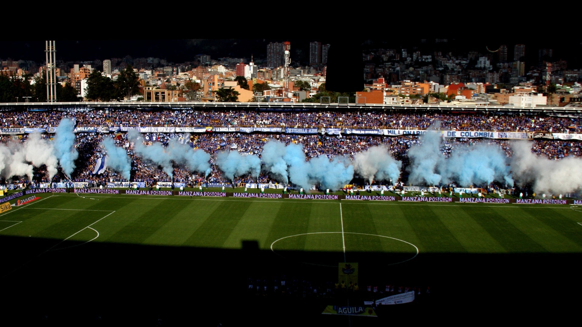 Hinchas de Millonarios en El Campín - VizzorImage