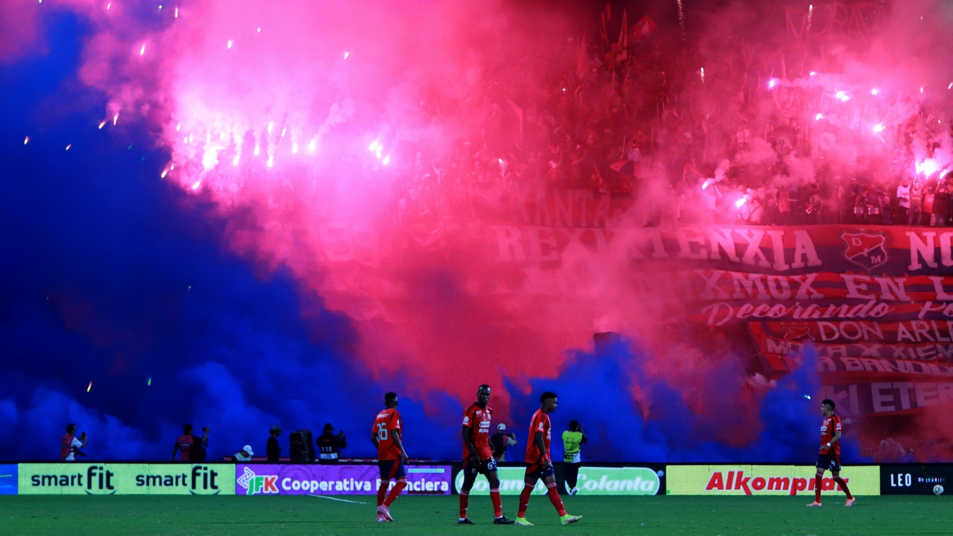 Hinchada de Independiente Medellin - VizzorImage