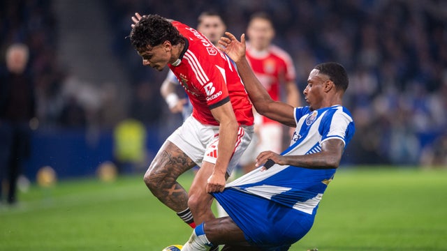 Richard Ríos salió lesionado con Benfica