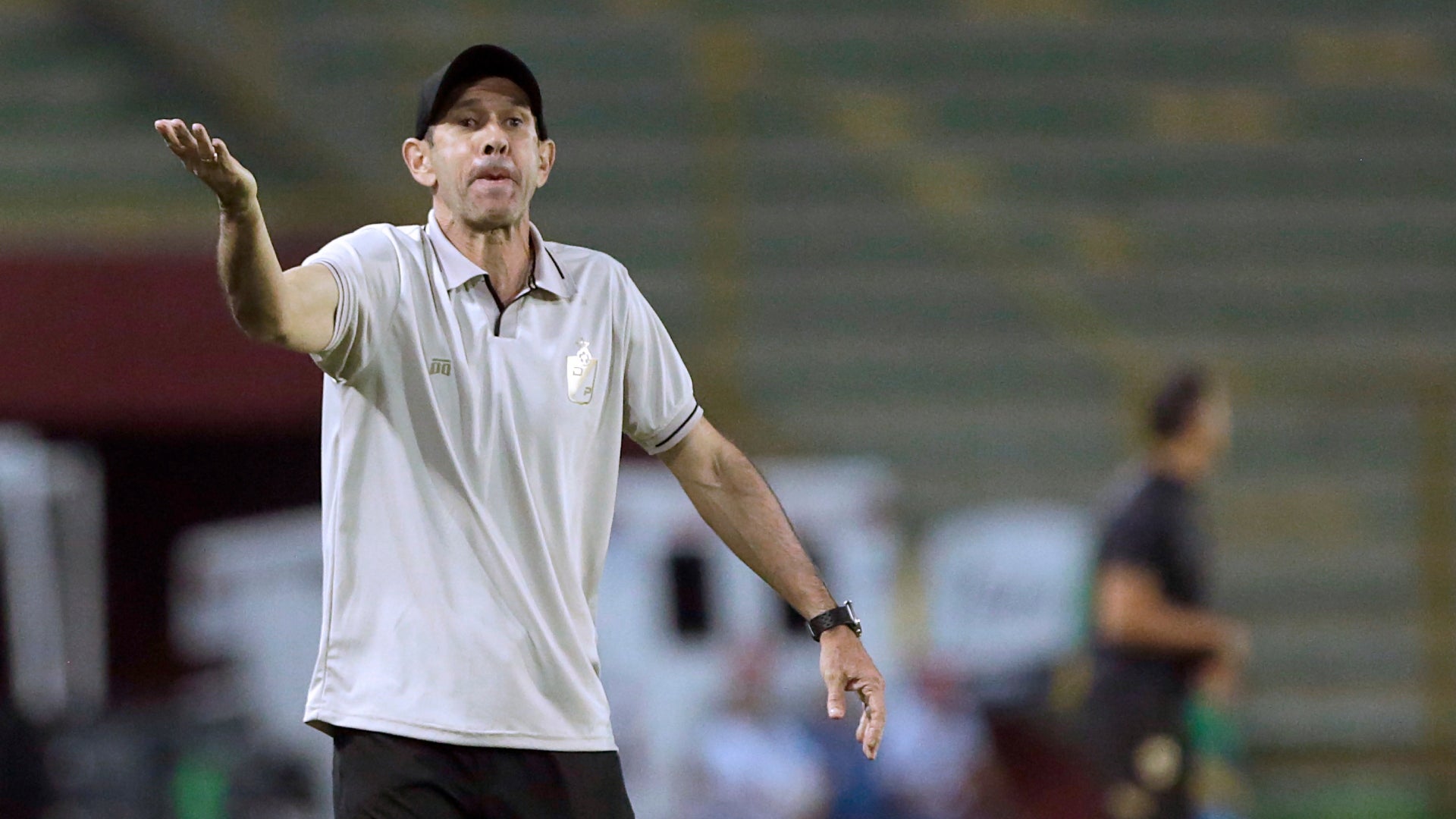 Arturo Reyes apuntó al arbitraje tras su debut con derrota en Pereira - VizzorImage