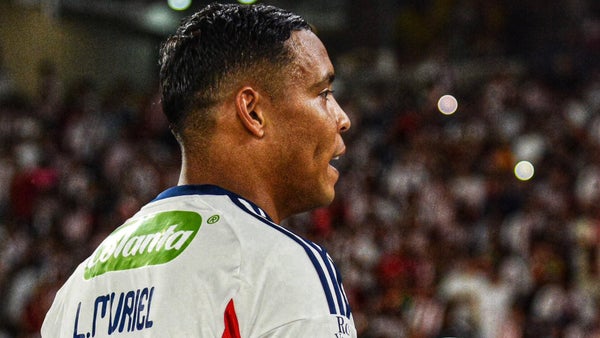 ¿Debió ser roja? La tarjeta a Muriel que encendió el VAR en su debut