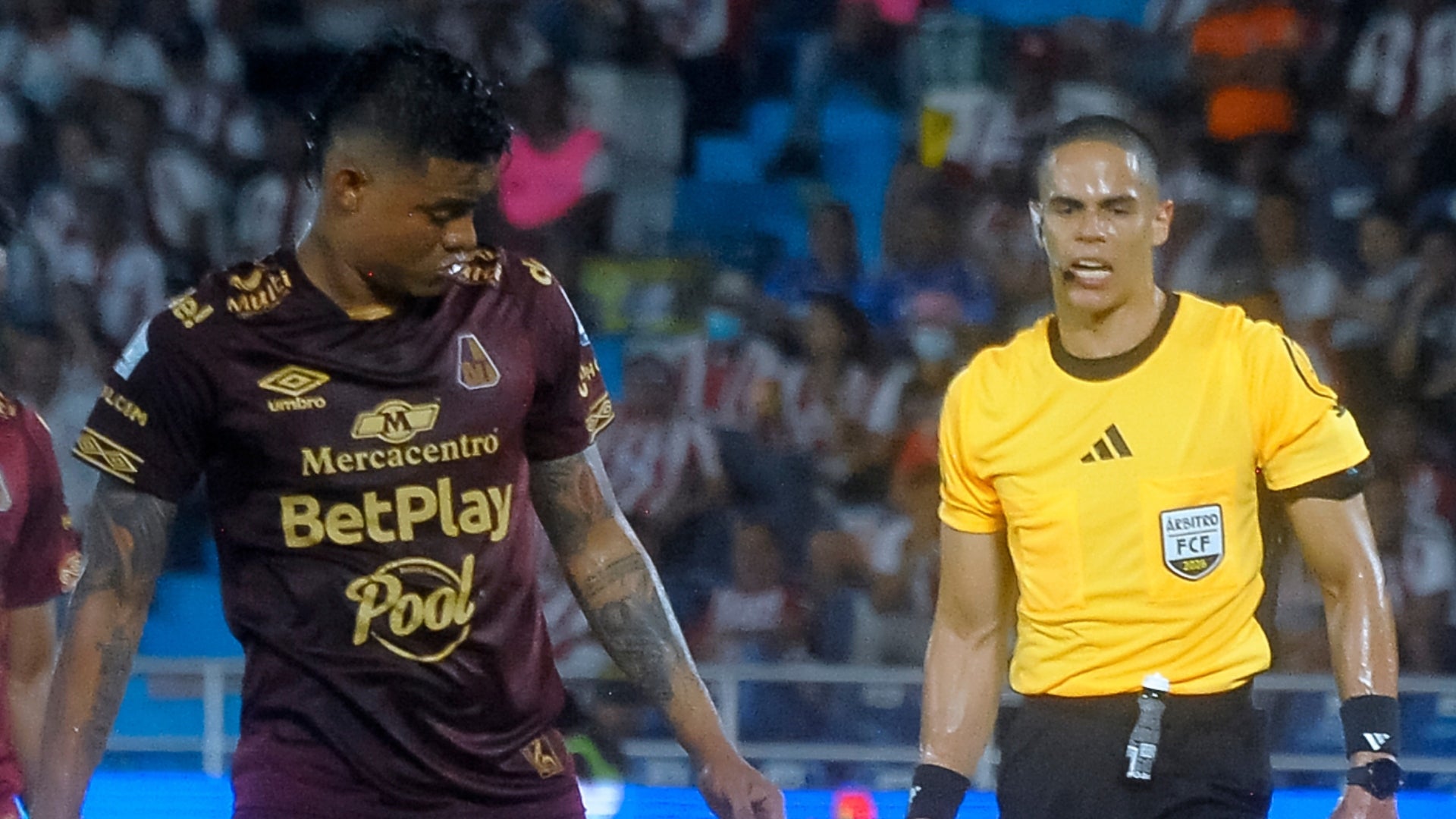 Luis Sandoval protagonizó una polémica vs. el árbitro de Junior vs Tolima - VizzorImage