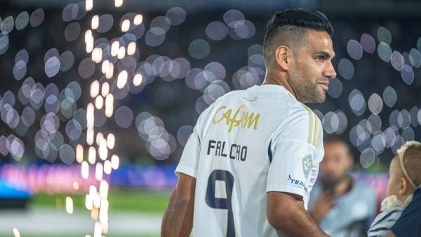 Falcao protagonizó un momento especial con un referente de América Falcao protagonizó un momento especial con un referente de América