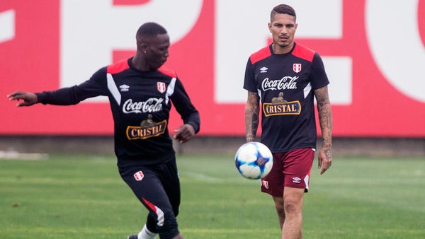 ¿Paolo Guerrero y Advíncula agredidos por hinchas de Alianza Lima?