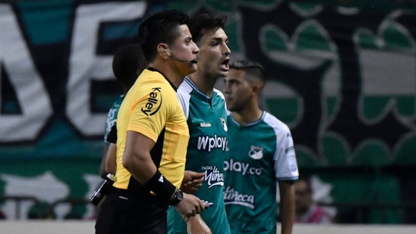 Cali pateó penalti vs. Medellín por nuevo llamado del VAR Cali pateó penalti vs. Medellín por nuevo llamado del VAR
