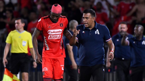 César Farías: nuevo DT de un gigante y un fichaje muy polémico