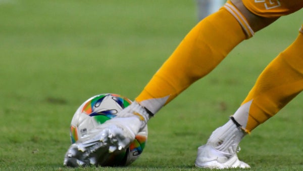 Goleador colombiano emprende viaje al fútbol europeo