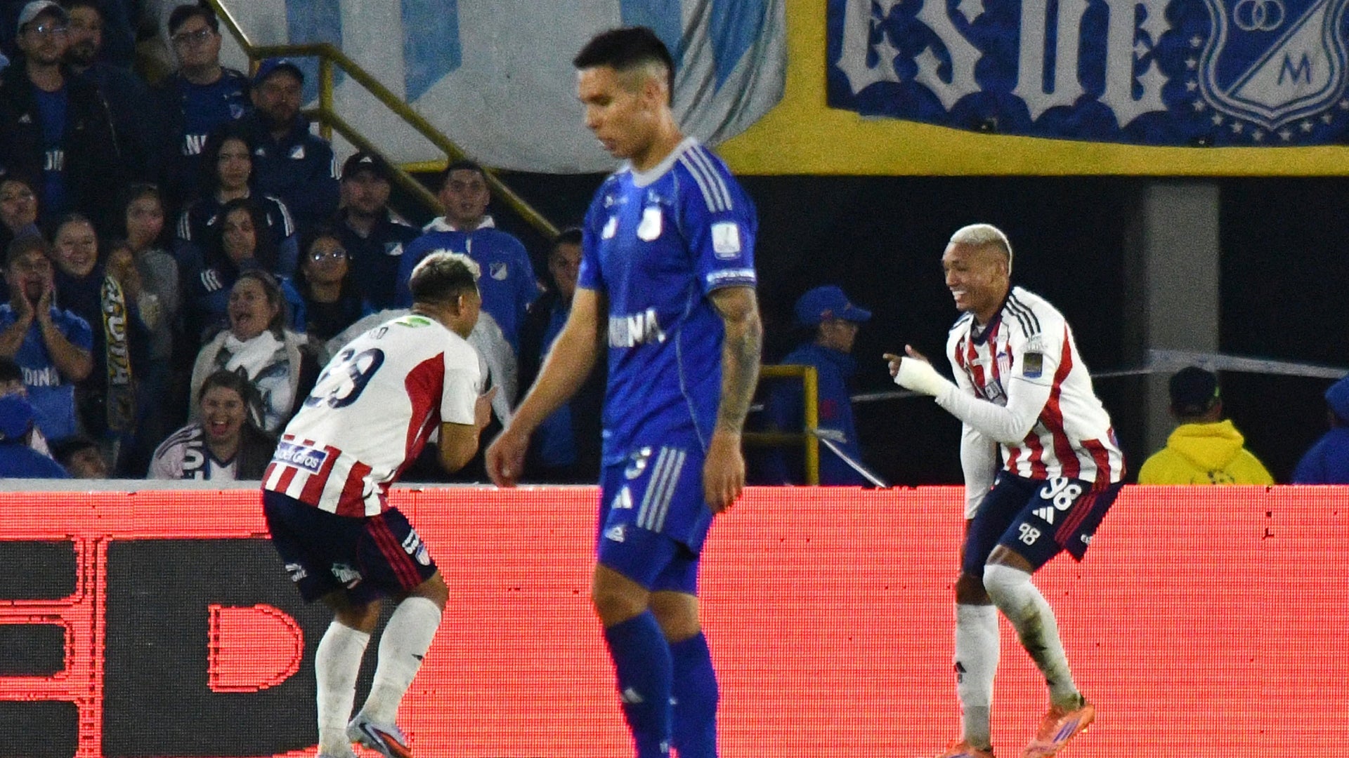 Junior se salvo del gol del empate de Millonarios por llamado del VAR - VizzorImage