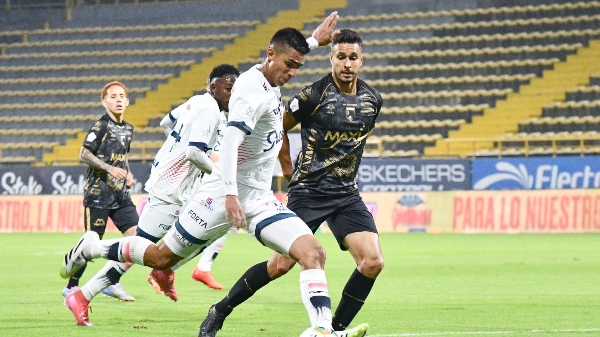 Fortaleza y Llaneros igualaron en un partidazo con lluvia de penales - VizzorImage