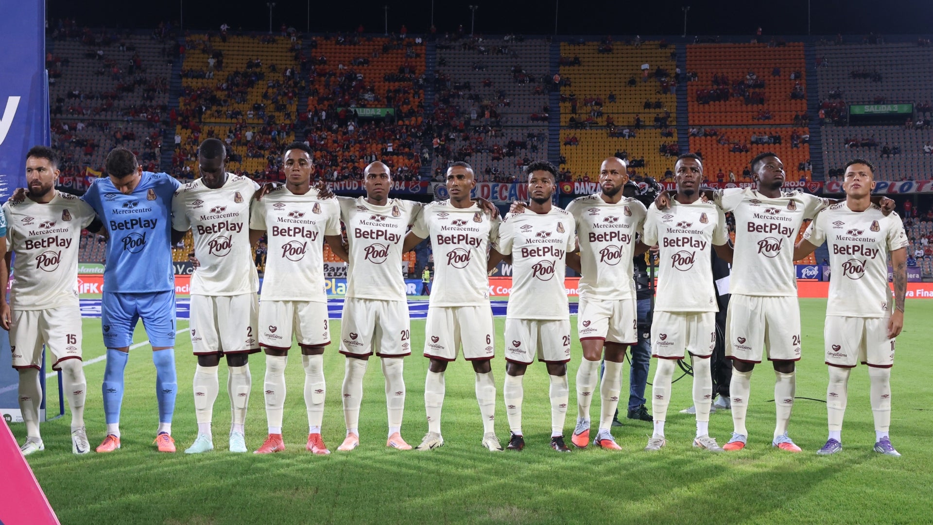 Tolima sufrió una nueva expulsión vs. Medellín por llamado de VAR - VizzorImage