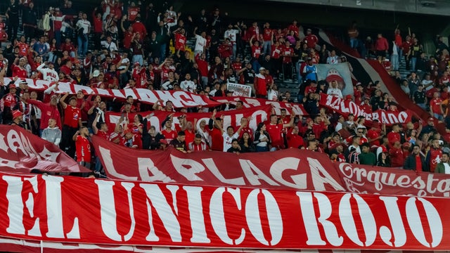 Hinchada de América de Cali en El Campín de Bogotá - VizzorImage
