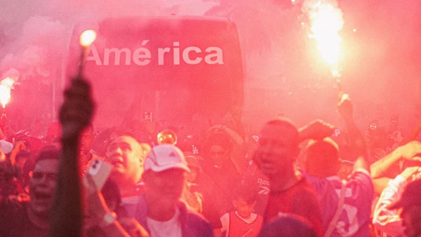 Así goza la hinchada de América vs. Santa Fe por el cumpleaños #99