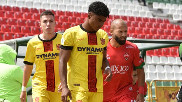 Jugador salió de Patriotas vs. Bogotá tras desplomarse en la cancha Jugador salió de Patriotas vs. Bogotá tras desplomarse en la cancha