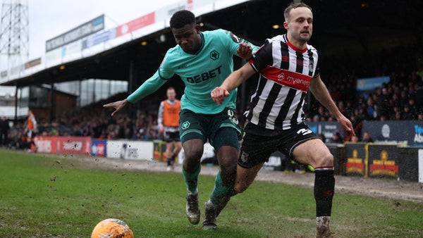 Yerson Mosquera protagoniza polémica en FA Cup por fuerte entrada Yerson Mosquera protagoniza polémica en FA Cup por fuerte entrada