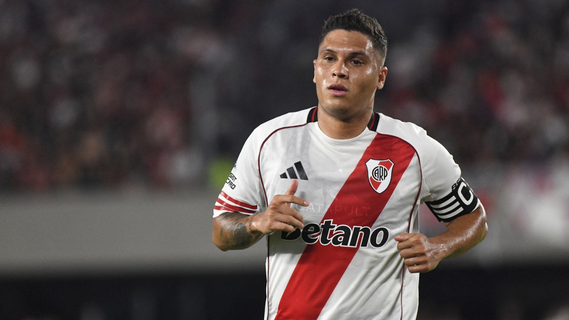 Juanfer Quintero salió lesionado con River Plate