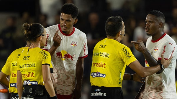 Futbolista recibe dura sanción por comentarios machistas en Brasil