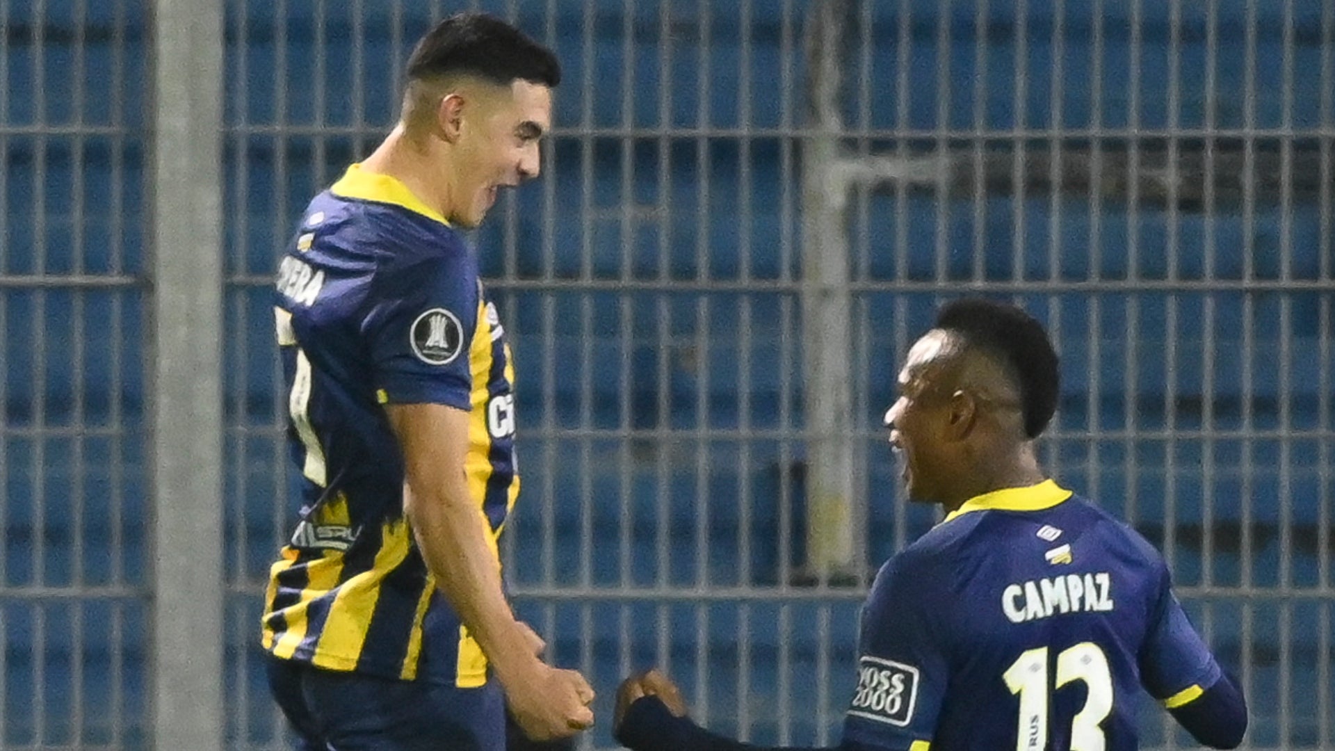 Maximiliano Lovera celebra un gol con Rosario junto al colombiano Jaminton Campaz - AFP
