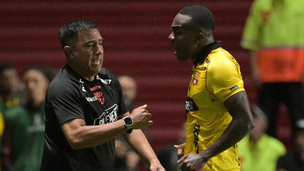 Inesperado cruce de Farías y guardas de seguridad en Libertadores Inesperado cruce de Farías y guardas de seguridad en Libertadores