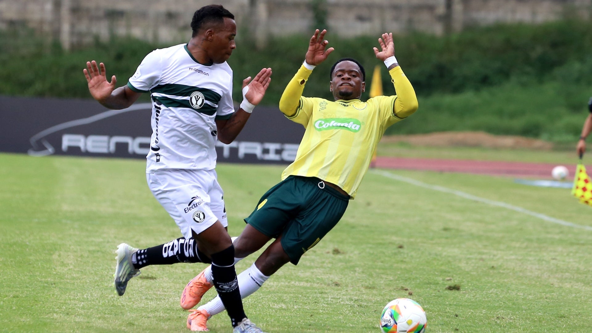 Doble error de Leones terminó en gol de Independiente Yumbo - VizzorImage